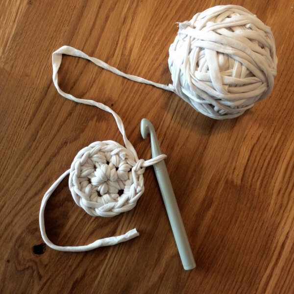 Making t-shirt yarn, a tutorial by La Visch Designs