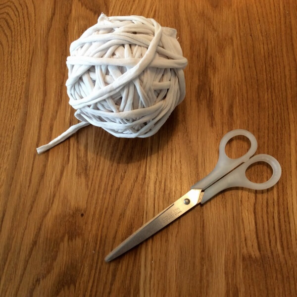 Making t-shirt yarn, a tutorial by La Visch Designs