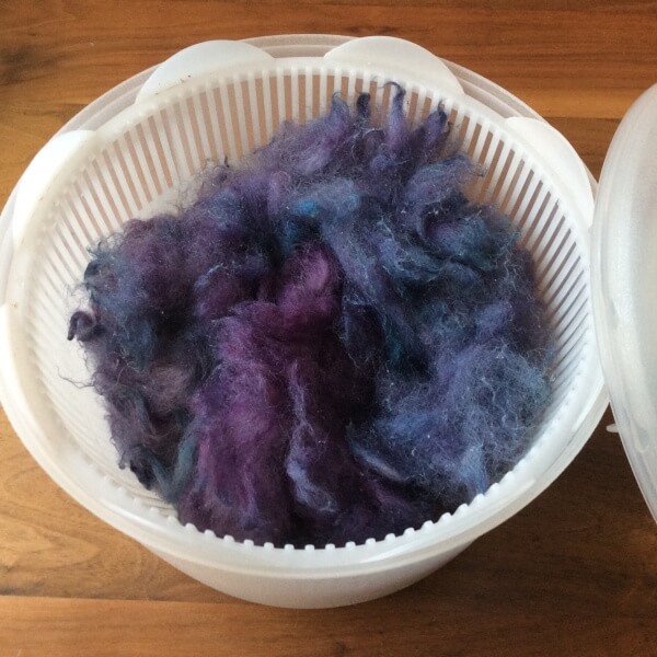 Dyeing wool