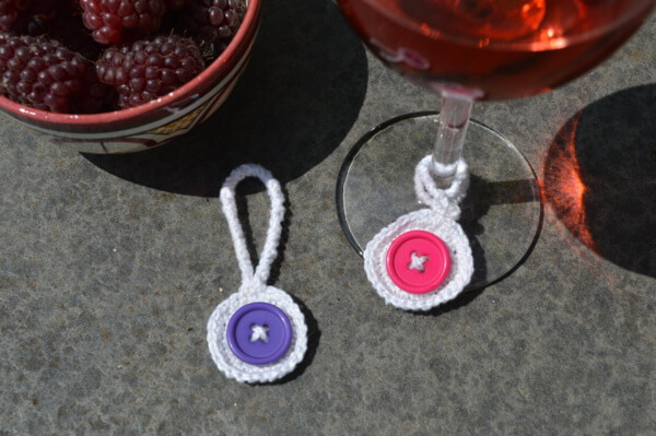 Crochet wine glass charms - A free pattern by La Visch Designs