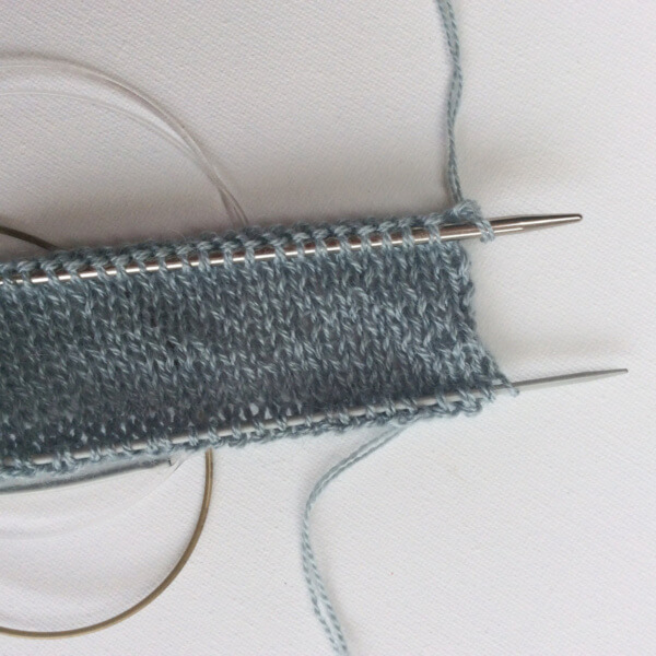 Knitting a folded hem - a tutorial by La Visch Designs