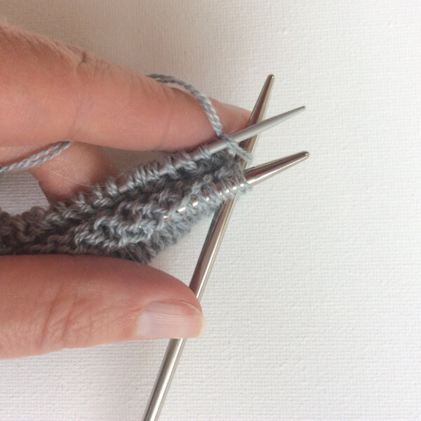 Knitting a folded hem - a tutorial by La Visch Designs