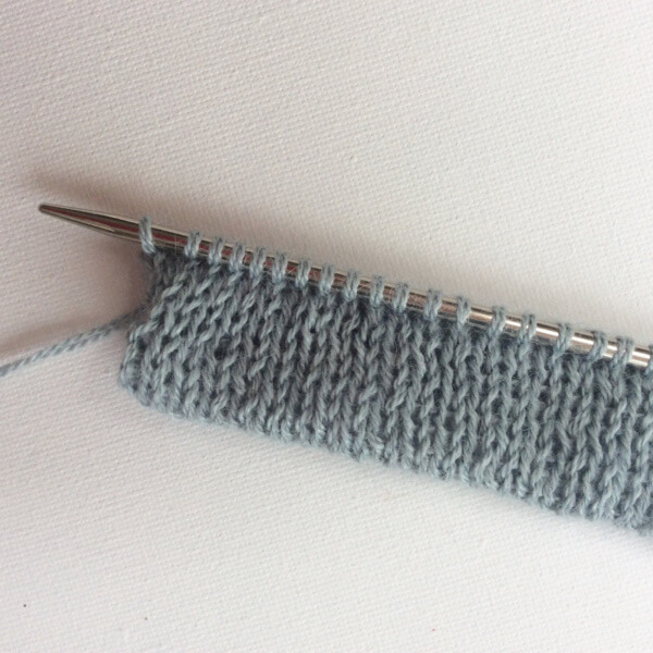 Knitting a folded hem - a tutorial by La Visch Designs