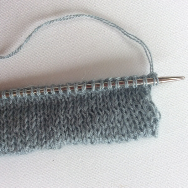 Knitting a folded hem - a tutorial by La Visch Designs