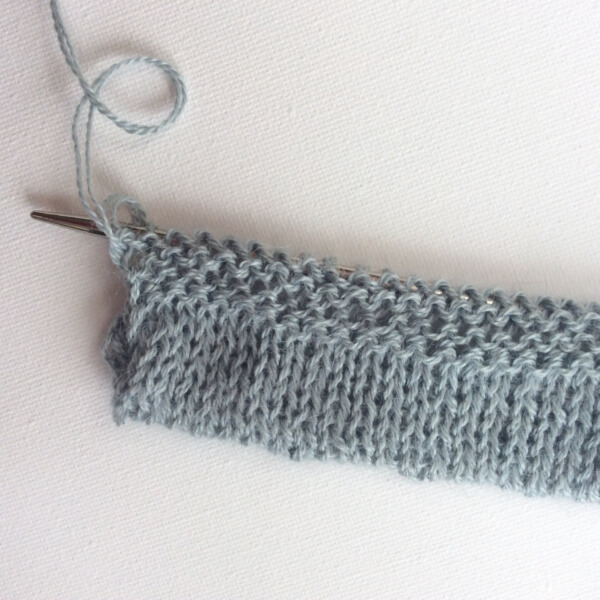 Knitting a folded hem - a tutorial by La Visch Designs