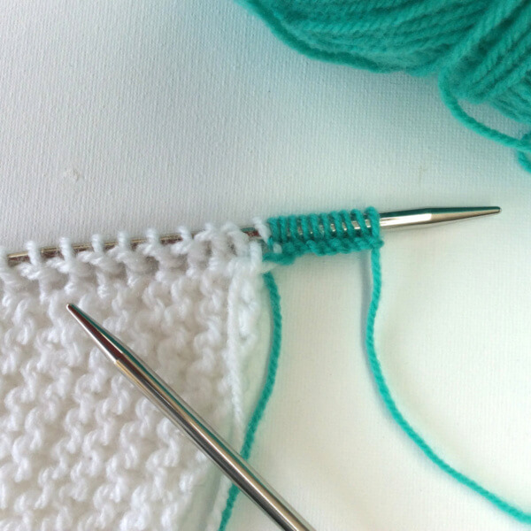 Working a knitted-on border - A tutorial by La Visch Designs - www.lavisch.com