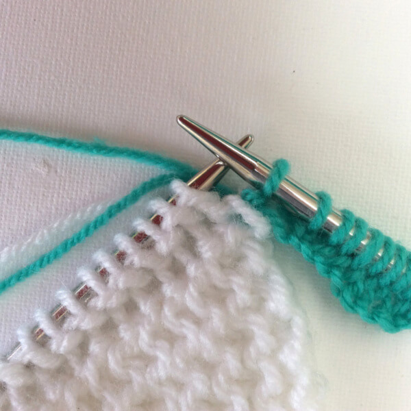Working a knitted-on border - A tutorial by La Visch Designs - www.lavisch.com