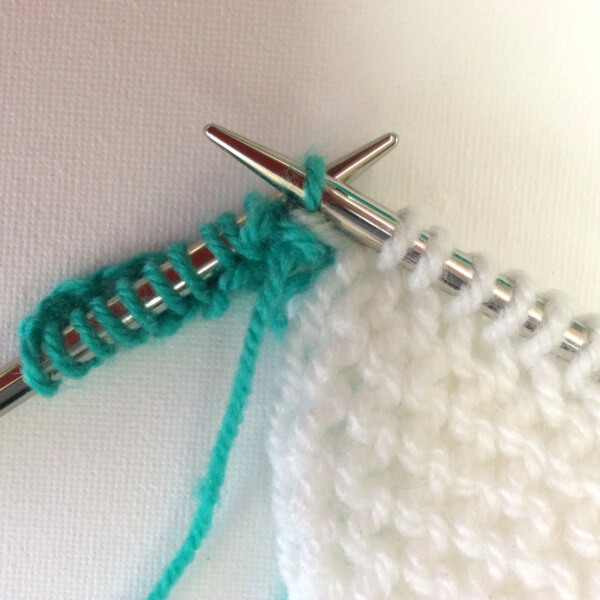 Working a knitted-on border - A tutorial by La Visch Designs - www.lavisch.com