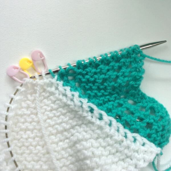 Knitting on borders, around the corner - a tutorial by La Visch Designs