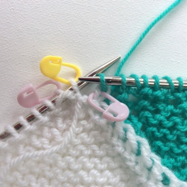 Knitting on borders, around the corner - a tutorial by La Visch Designs