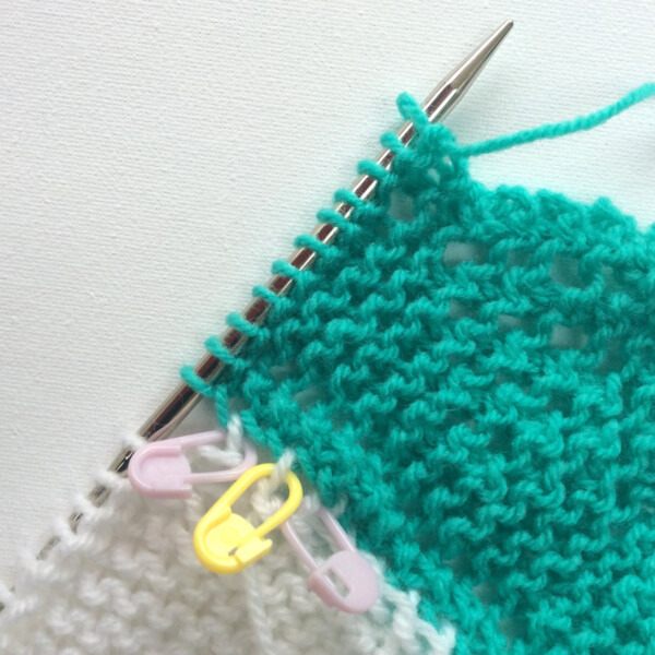 Knitting on borders, around the corner - a tutorial by La Visch Designs