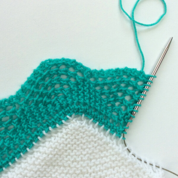 Knitting on borders, around the corner - a tutorial by La Visch Designs