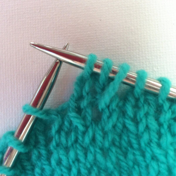 Knitting the small flower stitch - A tutorial by La Visch Designs - www.lavisch.com