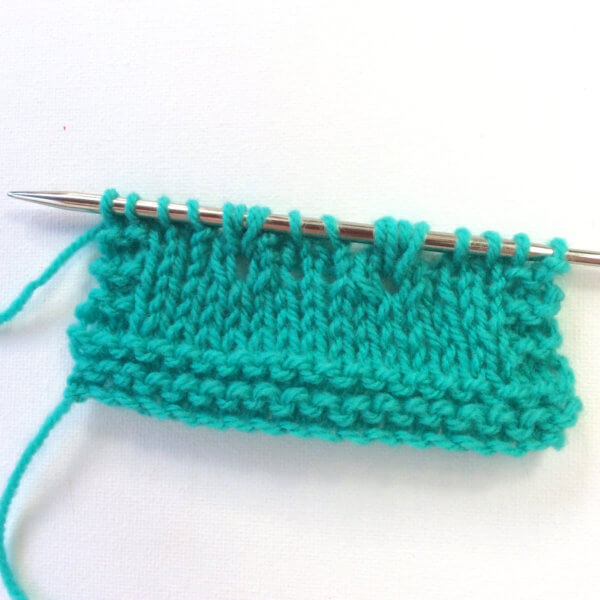 Knitting the small flower stitch - A tutorial by La Visch Designs - www.lavisch.com