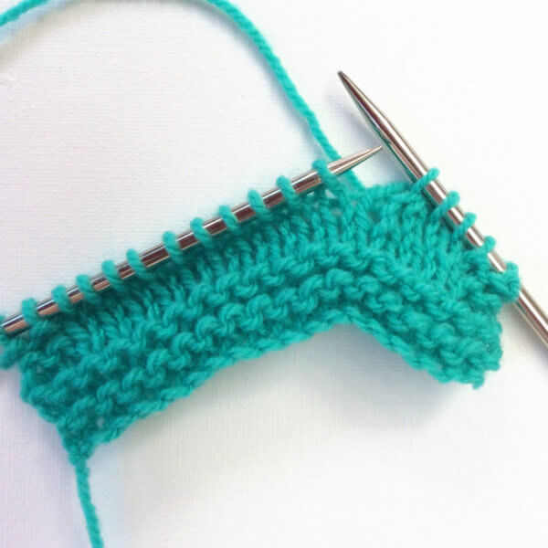 Knitting the small flower stitch - A tutorial by La Visch Designs - www.lavisch.com