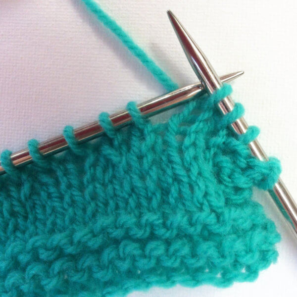 Knitting the small flower stitch - A tutorial by La Visch Designs - www.lavisch.com