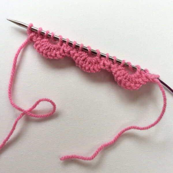 Knitting a scalloped edge - a tutorial by La Visch Designs - www.lavisch.com