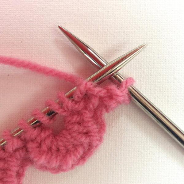 Knitting a scalloped edge - a tutorial by La Visch Designs - www.lavisch.com