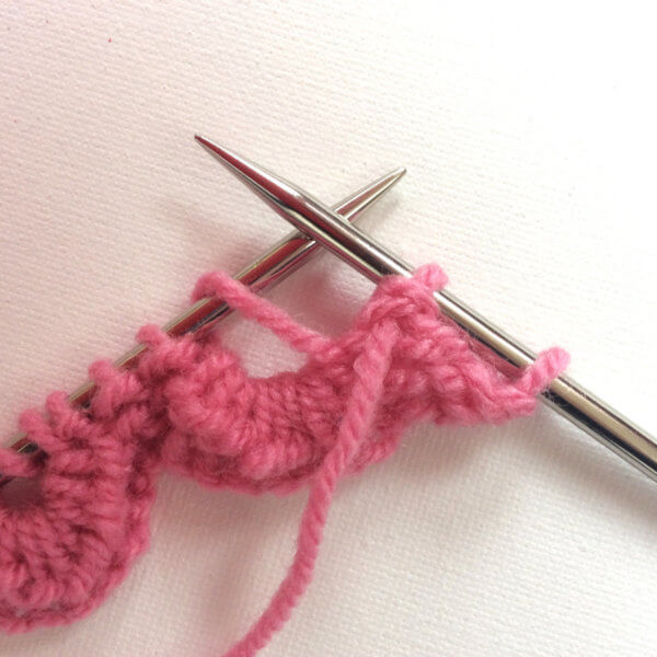 Knitting a scalloped edge - a tutorial by La Visch Designs - www.lavisch.com