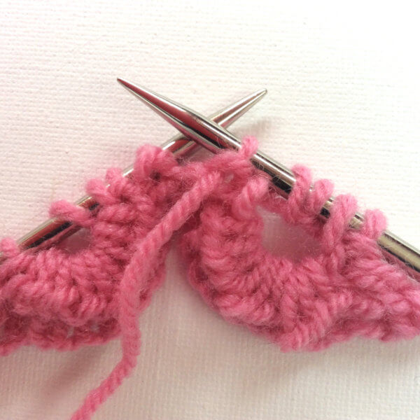 Knitting a scalloped edge - a tutorial by La Visch Designs - www.lavisch.com