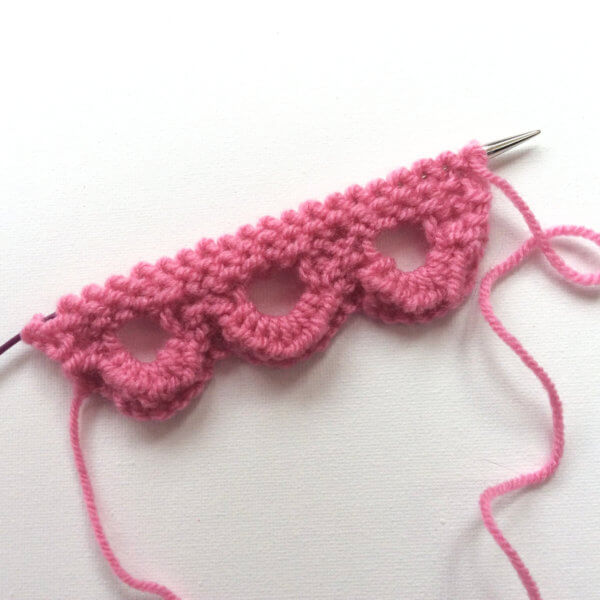 Knitting a scalloped edge - a tutorial by La Visch Designs - www.lavisch.com