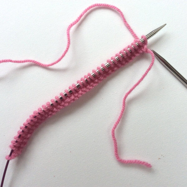 Knitting a scalloped edge - a tutorial by La Visch Designs - www.lavisch.com