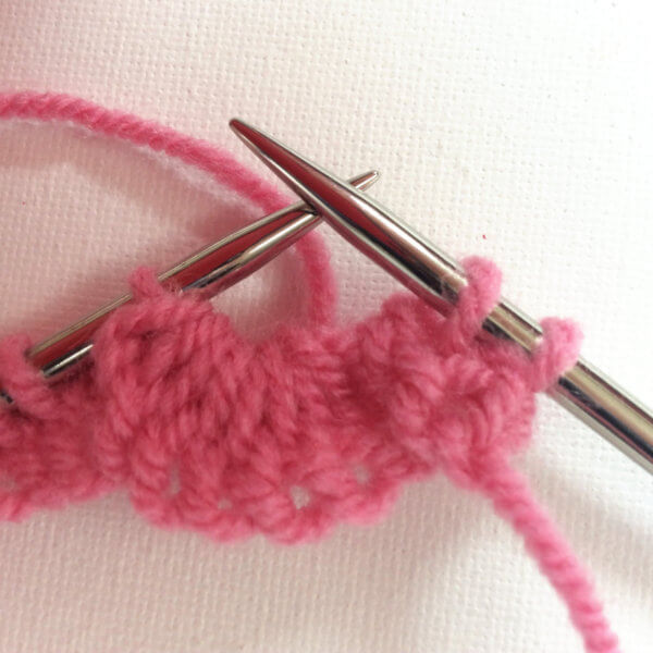 Knitting a scalloped edge - a tutorial by La Visch Designs - www.lavisch.com