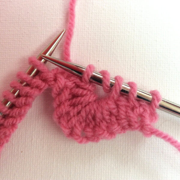 Knitting a scalloped edge - a tutorial by La Visch Designs - www.lavisch.com