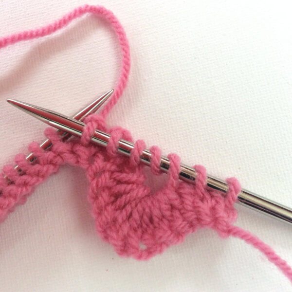 Knitting a scalloped edge - a tutorial by La Visch Designs - www.lavisch.com