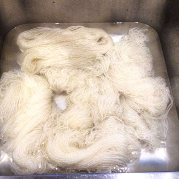 Dyeing with natural dyes part 1: washing the wool - a tutorial by La Visch Designs