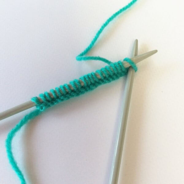 How to work the knit and garter stitch - a tutorial by La Visch Designs