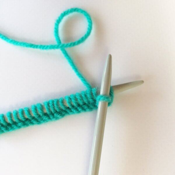 How to work the knit and garter stitch - a tutorial by La Visch Designs