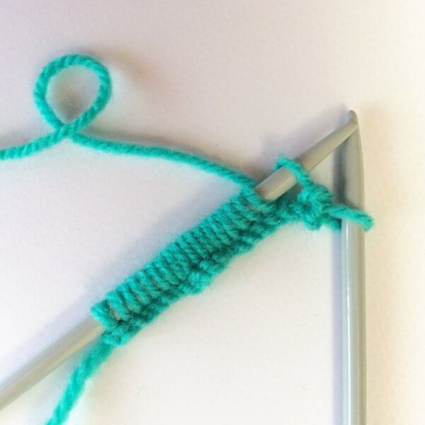 How to work the knit and garter stitch - a tutorial by La Visch Designs