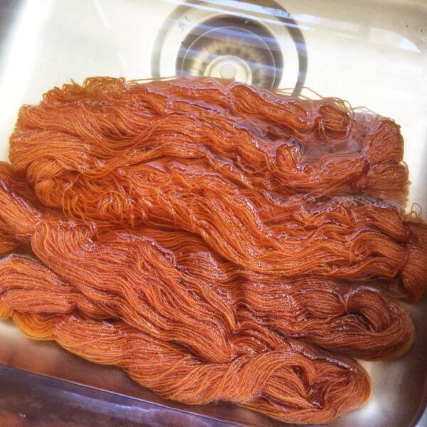 Dyeing wool with onion skins - a tutorial by La Visch Designs