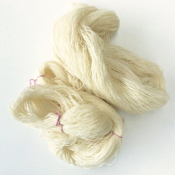 Dyeing wool with onion skins - a tutorial by La Visch Designs