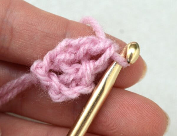 Working foundation double crochet (fdc) - a tutorial by La Visch Designs