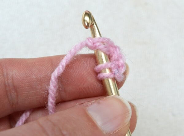 Working foundation double crochet (fdc) - a tutorial by La Visch Designs