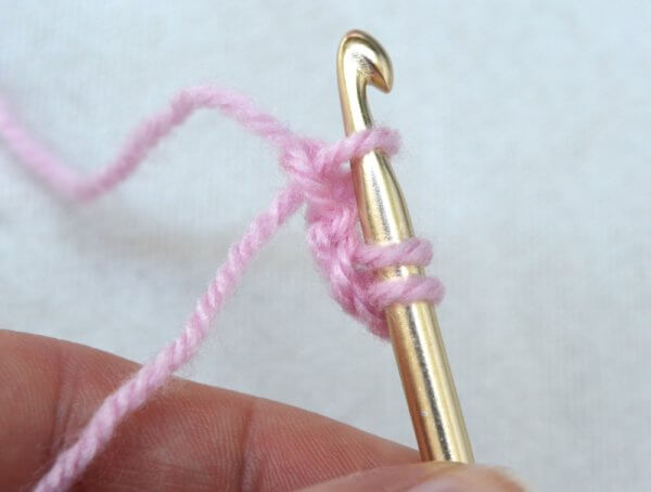 Working foundation double crochet (fdc) - a tutorial by La Visch Designs