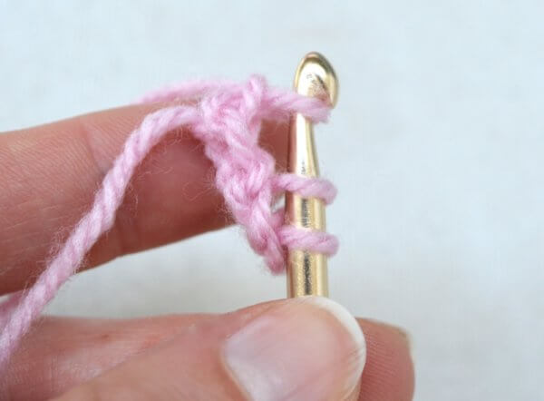 Working foundation double crochet (fdc) - a tutorial by La Visch Designs