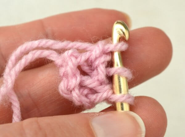 Working foundation double crochet (fdc) - a tutorial by La Visch Designs