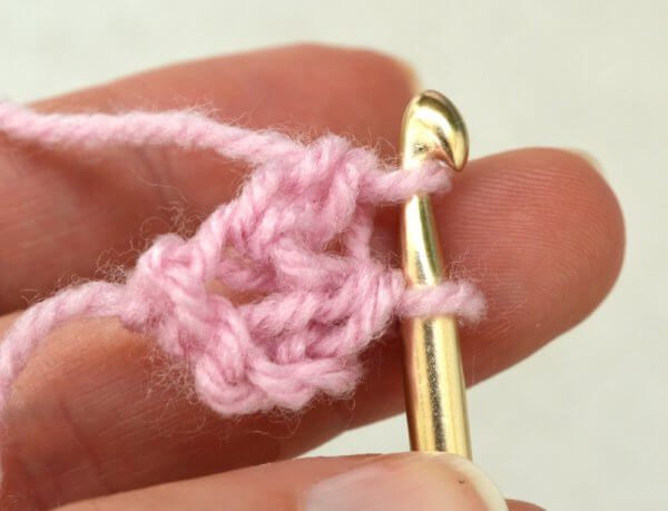 Working foundation double crochet (fdc) - a tutorial by La Visch Designs