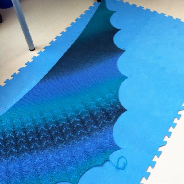 Blocking an asymmetrical shawl - a tutorial by La Visch Designs