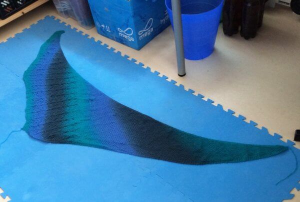 Blocking an asymmetrical shawl - a tutorial by La Visch Designs