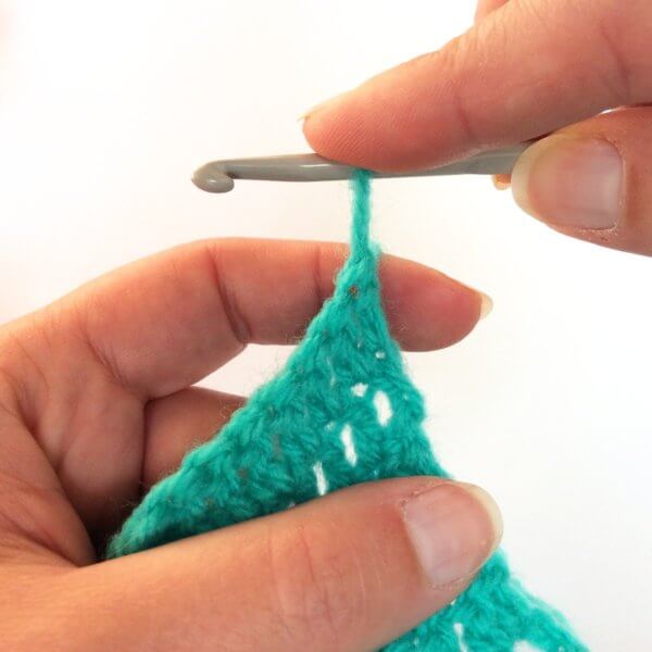 Chainless starting double crochet (csdc) - a tutorial by La Visch Designs