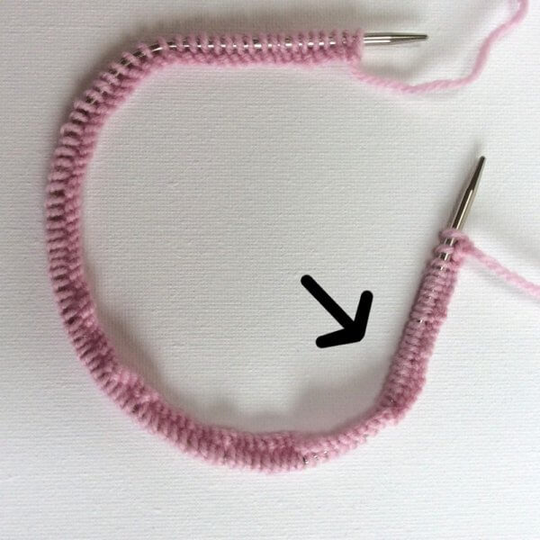 Knitting in the round with circular needles - a tutorial by La Visch Designs