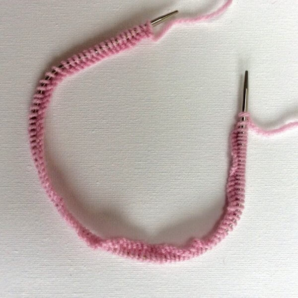 Knitting in the round with circular needles - a tutorial by La Visch Designs