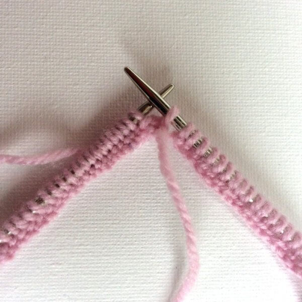 Knitting in the round with circular needles - a tutorial by La Visch Designs