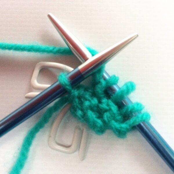 Garter tab CO for top-down crescents - a tutorial by La Visch Designs