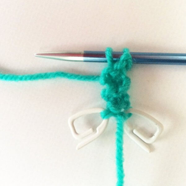 Garter tab CO for top-down crescents - a tutorial by La Visch Designs