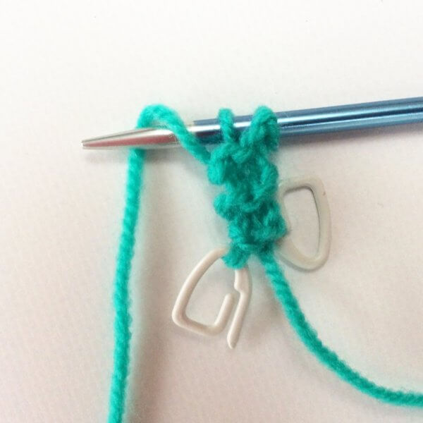 Garter tab CO for top-down crescents - a tutorial by La Visch Designs